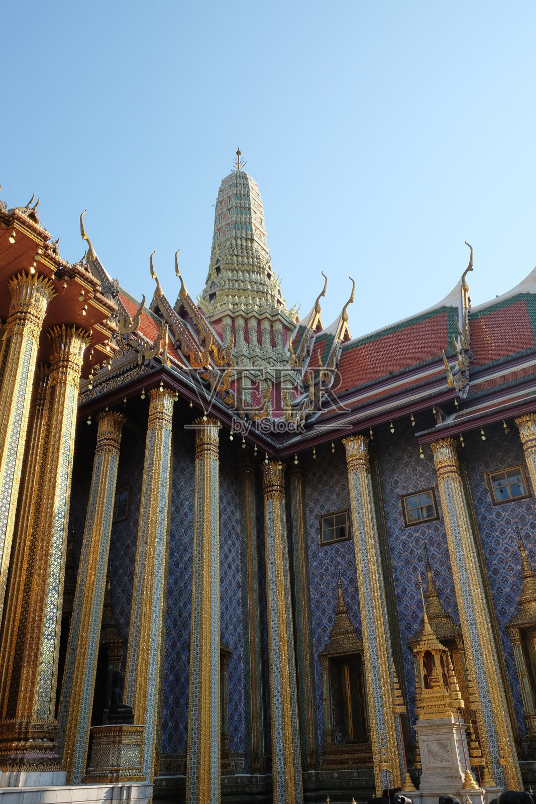 曼谷翡翠佛寺的碎片，有柱廊和尖顶。照片摄影图片