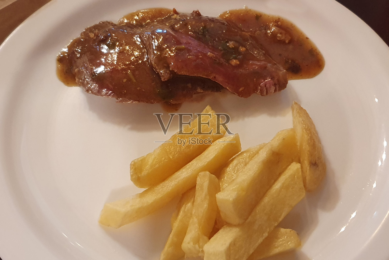 红肉和薯条照片摄影图片