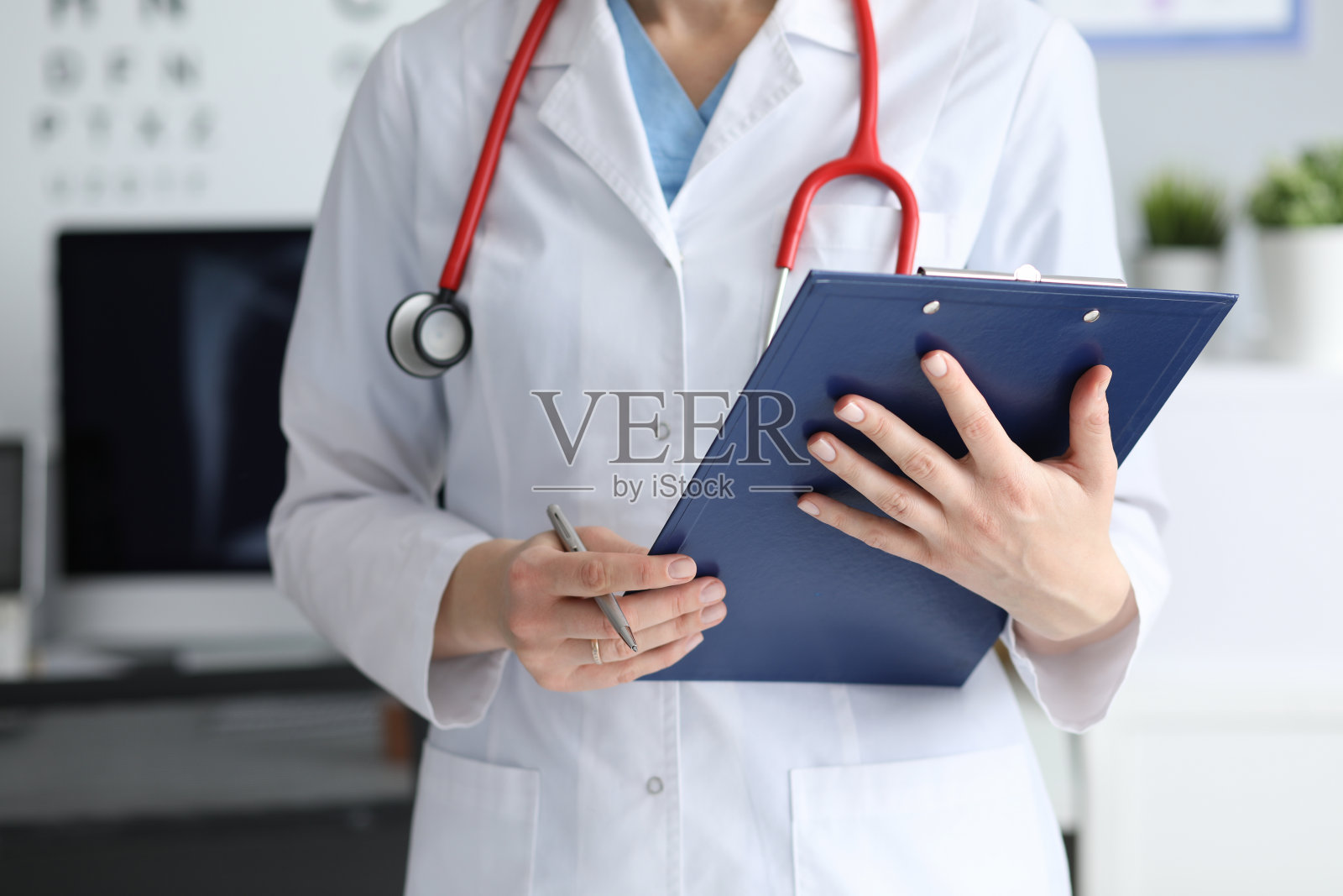 一个女人站在诊所里照片摄影图片