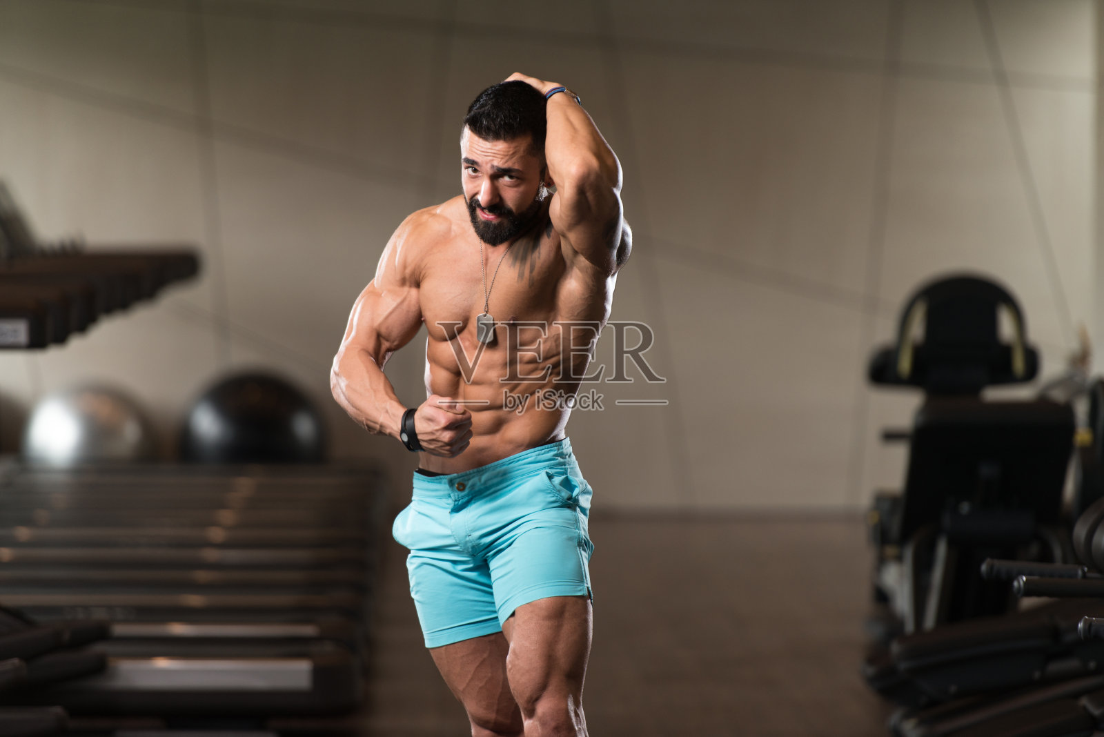 一个身体健康、肌肉发达的年轻人的肖像照片摄影图片