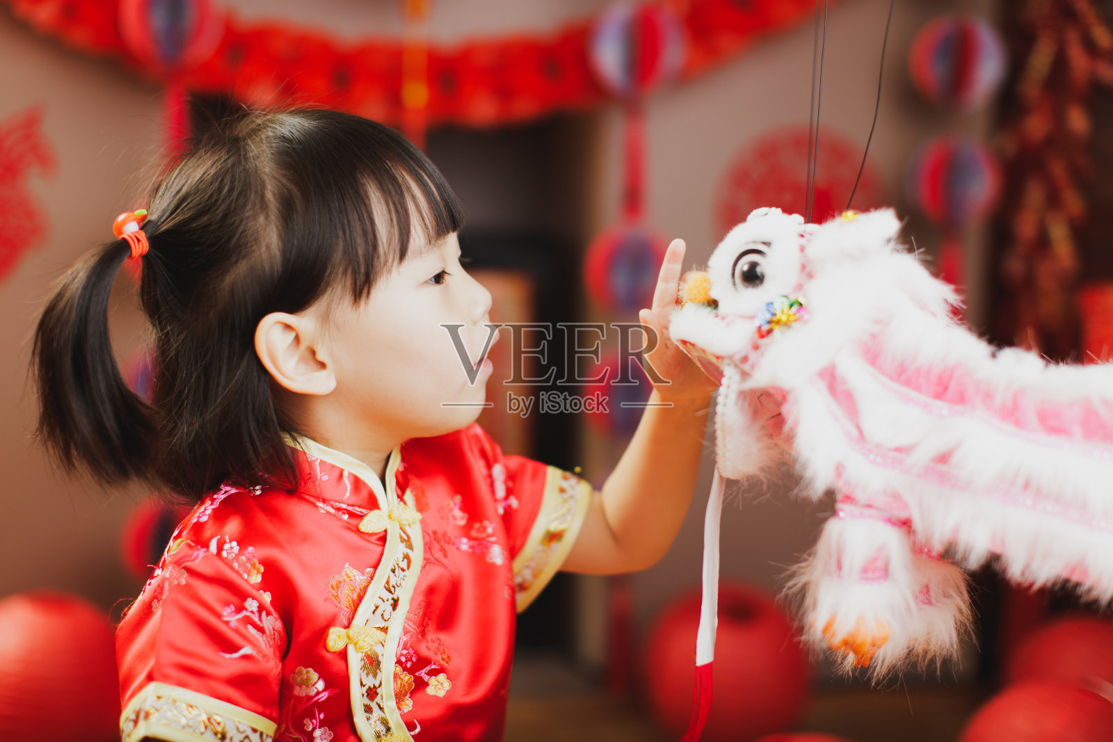 中国女婴穿着传统服装庆祝中国新年照片摄影图片