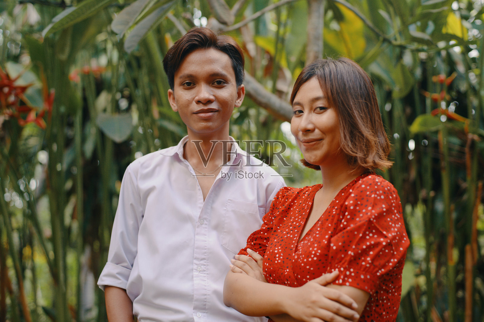 绿色自然背景下的微笑印尼年轻人照片摄影图片