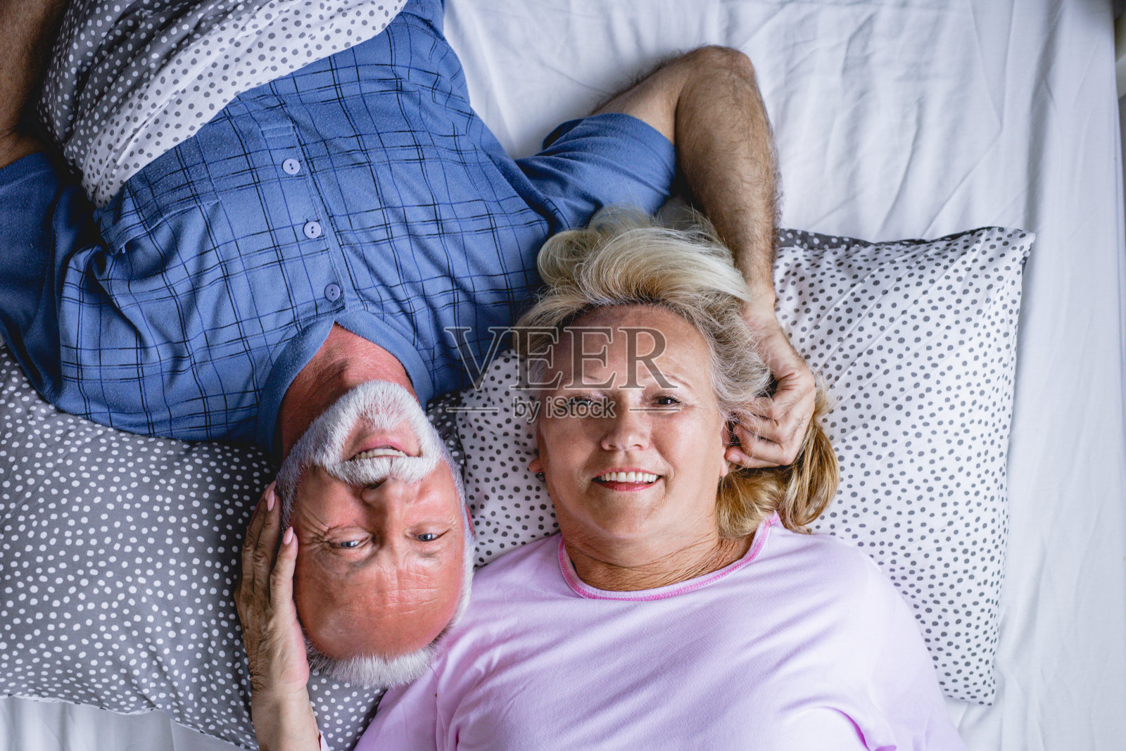 老年夫妇在床上照片摄影图片