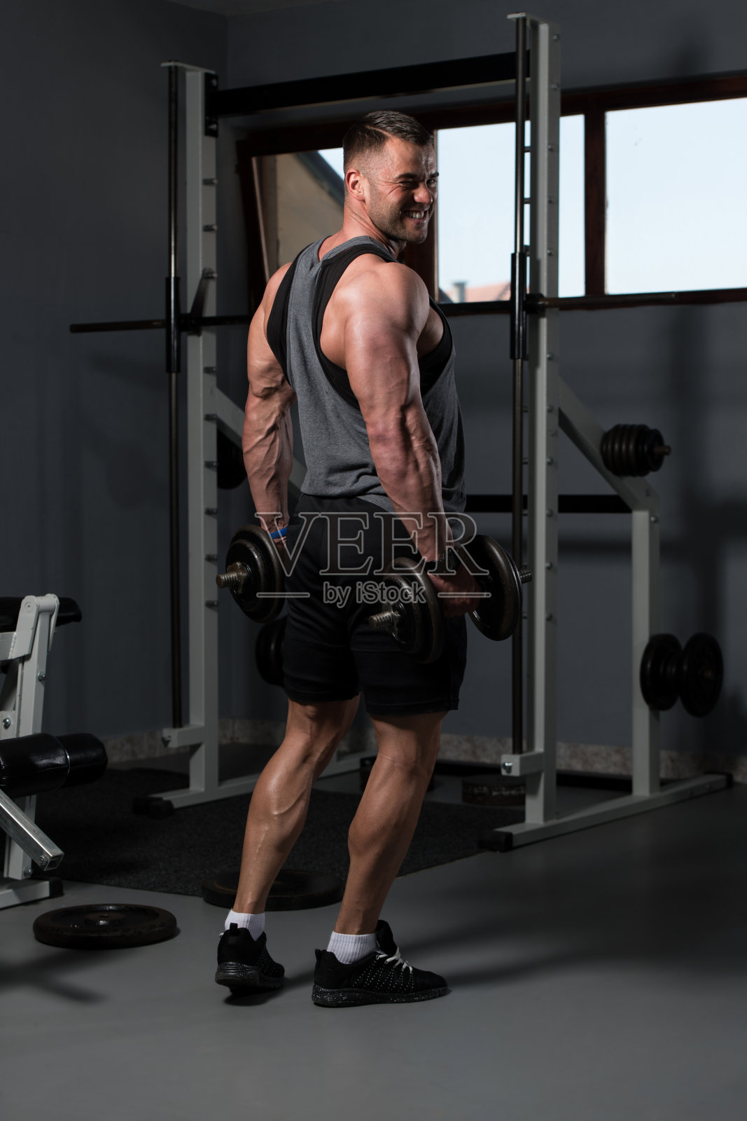 手握重物的健康男子照片摄影图片