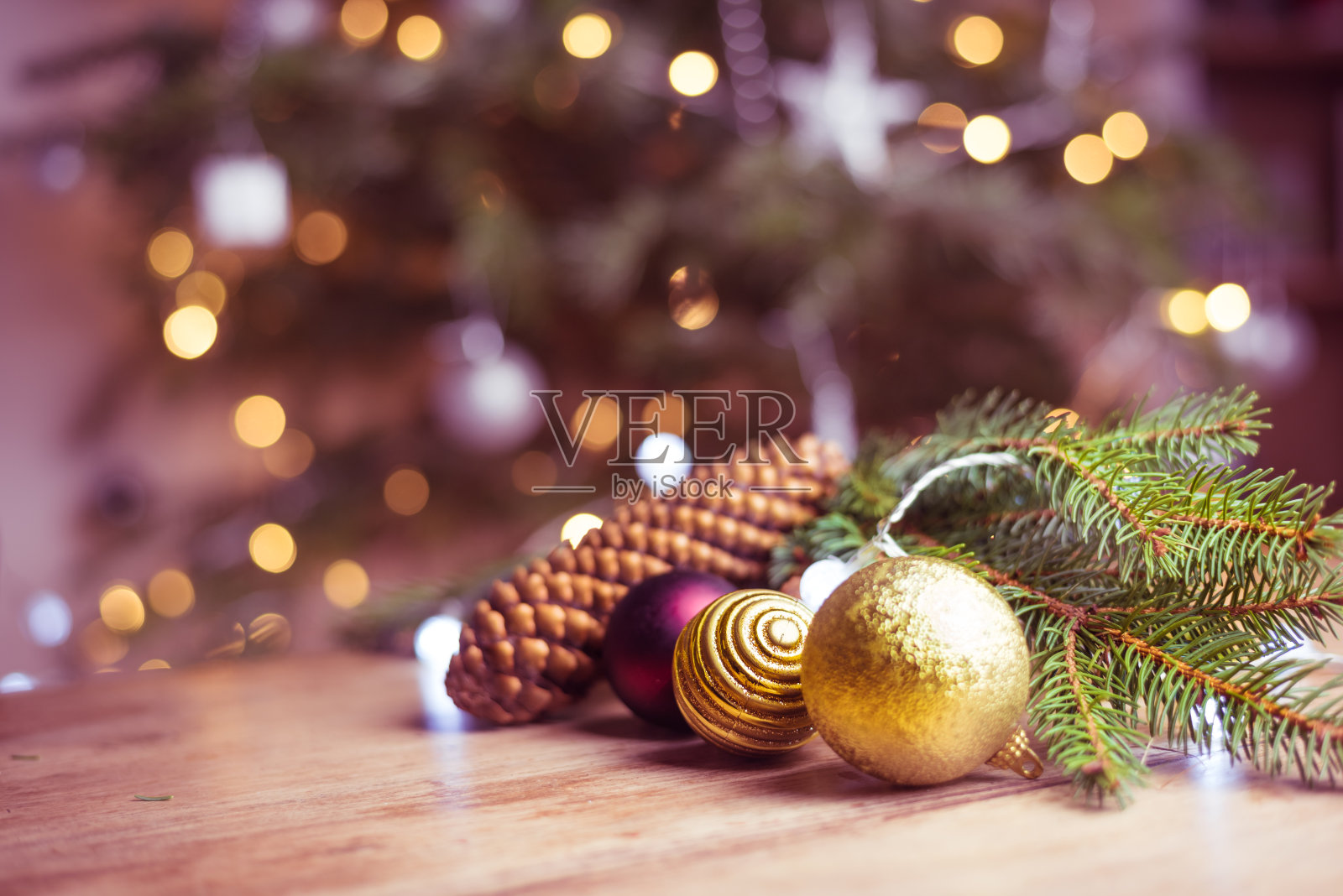 圣诞背景树，新年的树枝用红球装饰礼物和星星，用散景灯。副本的空间。照片摄影图片