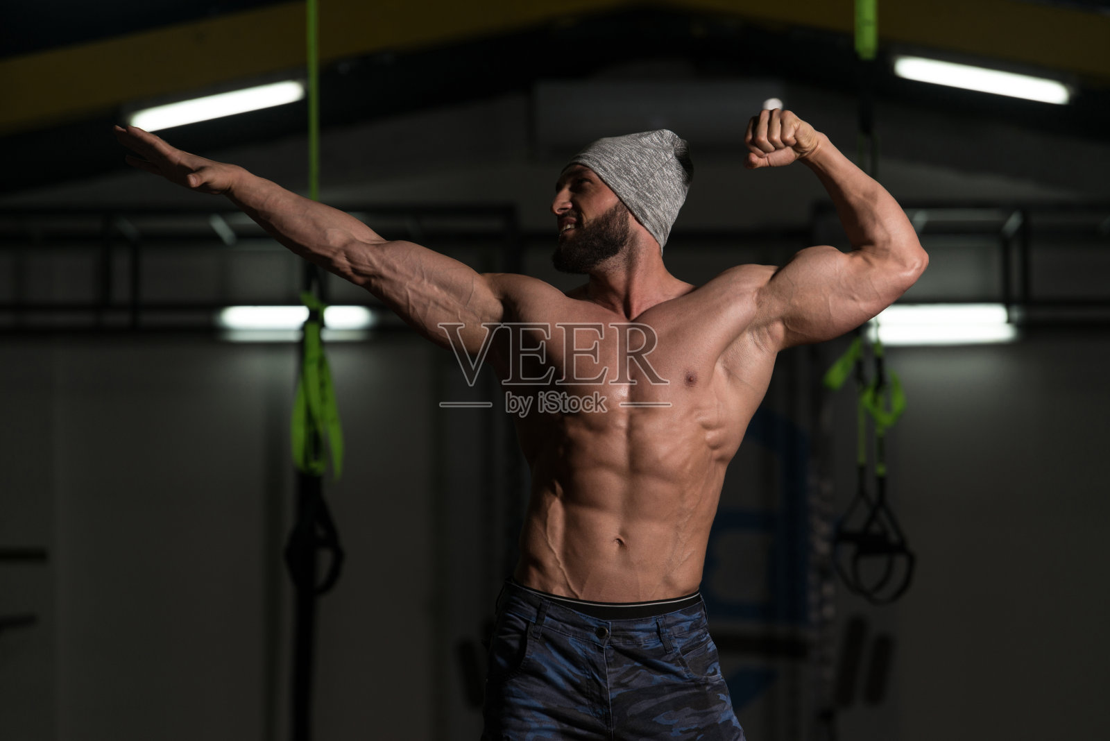 男性健美展示他的身体照片摄影图片