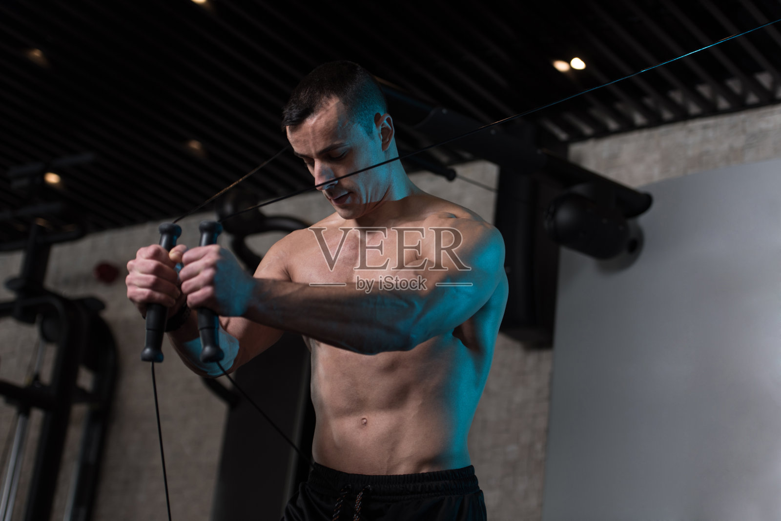 健身房胸部拉索照片摄影图片