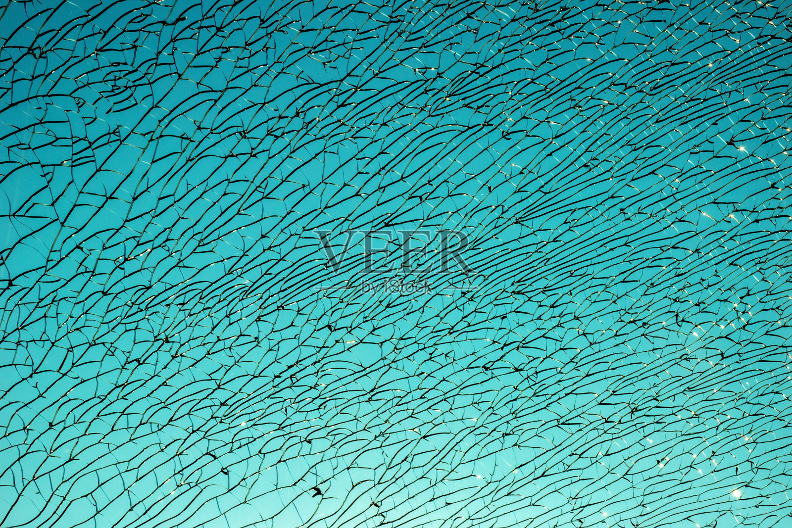 蓝色天空背景上的碎玻璃照片摄影图片