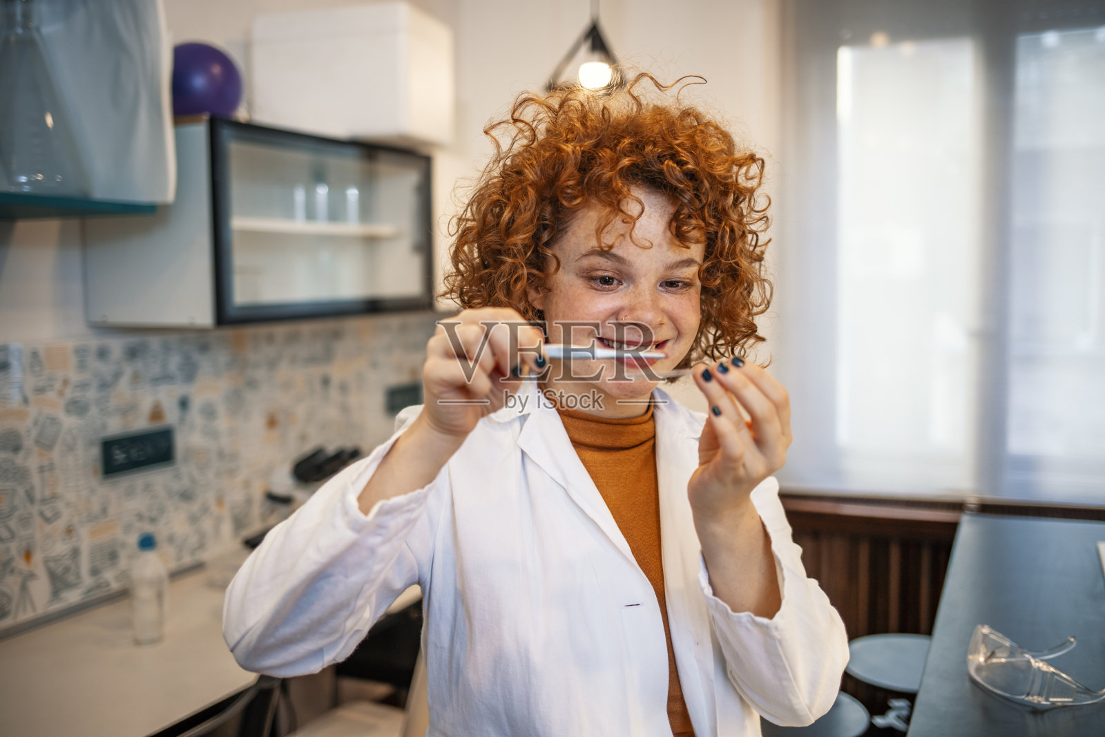 科学家在实验室检查肉类样本，特写镜头照片摄影图片