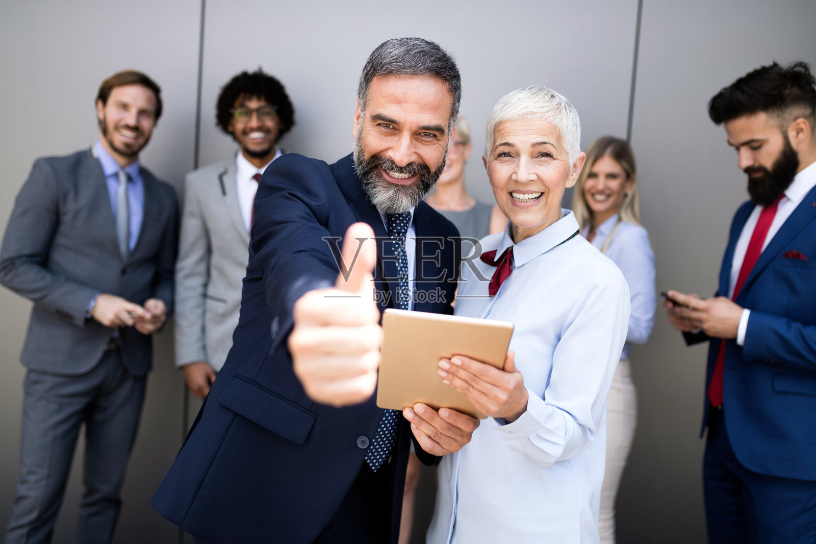 快乐商业人士的肖像。金融、保险和营销业务的概念照片摄影图片