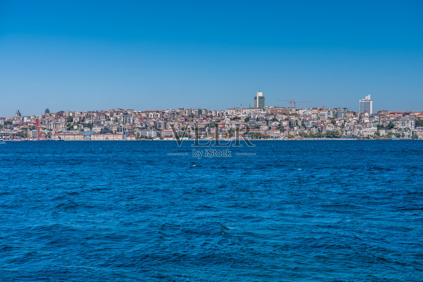 从土耳其伊斯坦布尔于斯屈达尔望去的博斯普鲁斯海峡及其欧洲沿岸建筑群美景照片摄影图片