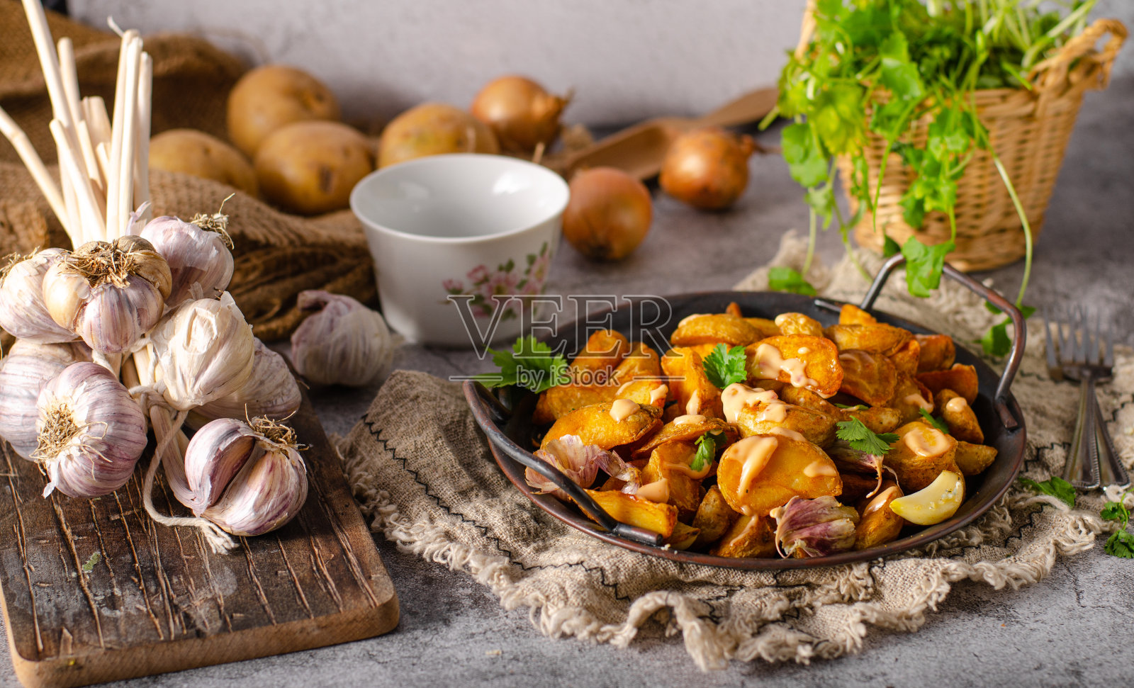 大蒜土豆自制的照片摄影图片