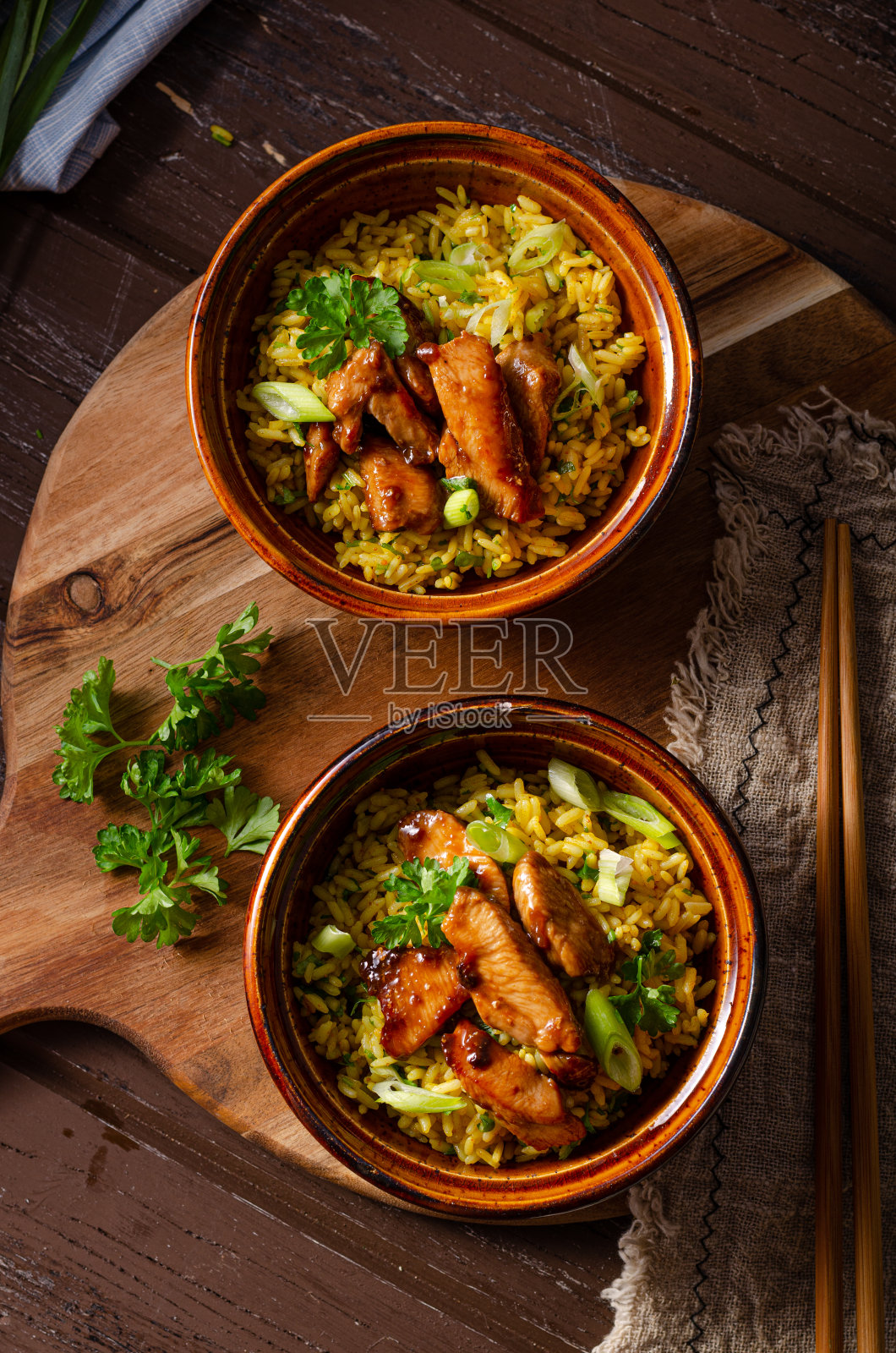 新鲜的番茄意面配鲑鱼照片摄影图片