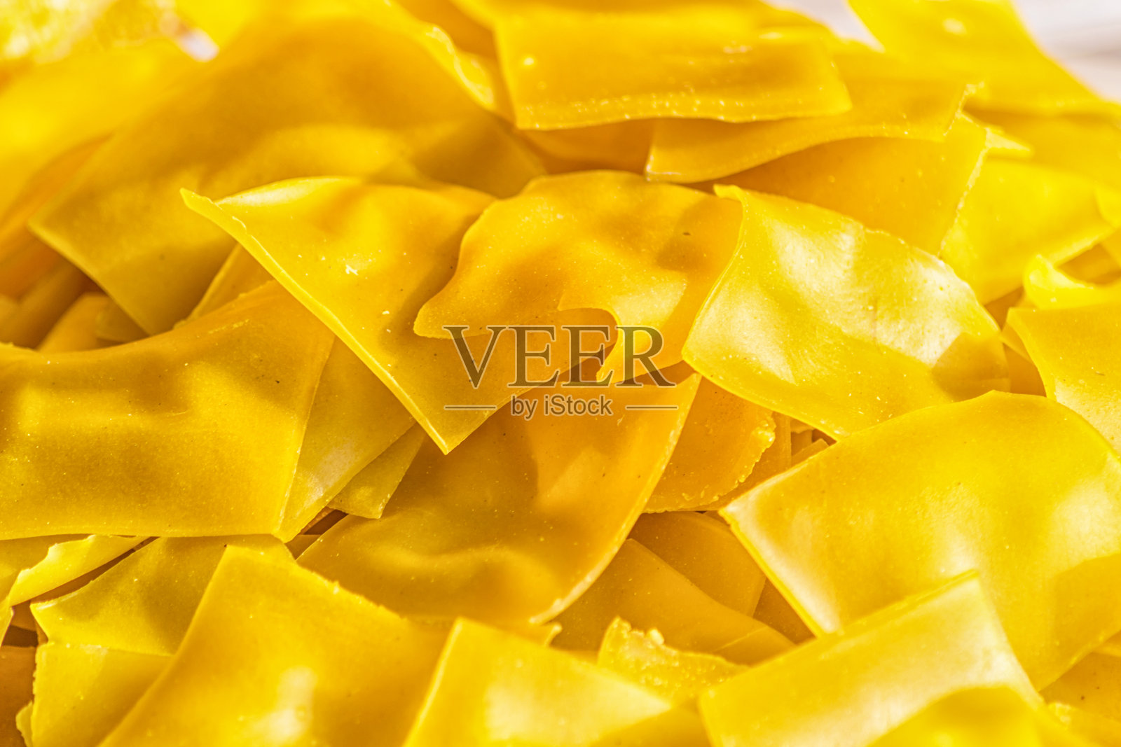 市场上有中国和亚洲食物，米饭，薯条，面条，糖果。照片摄影图片