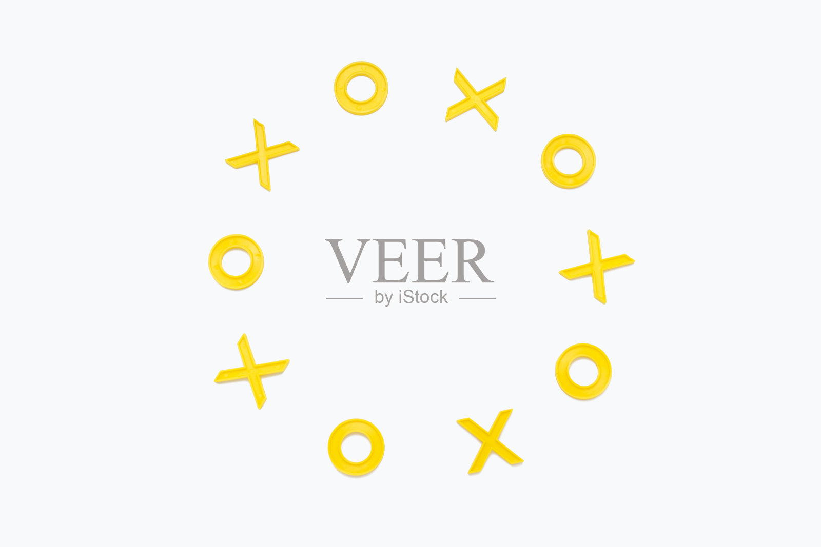 用来玩井字游戏的黄色塑料图案钉在上面照片摄影图片