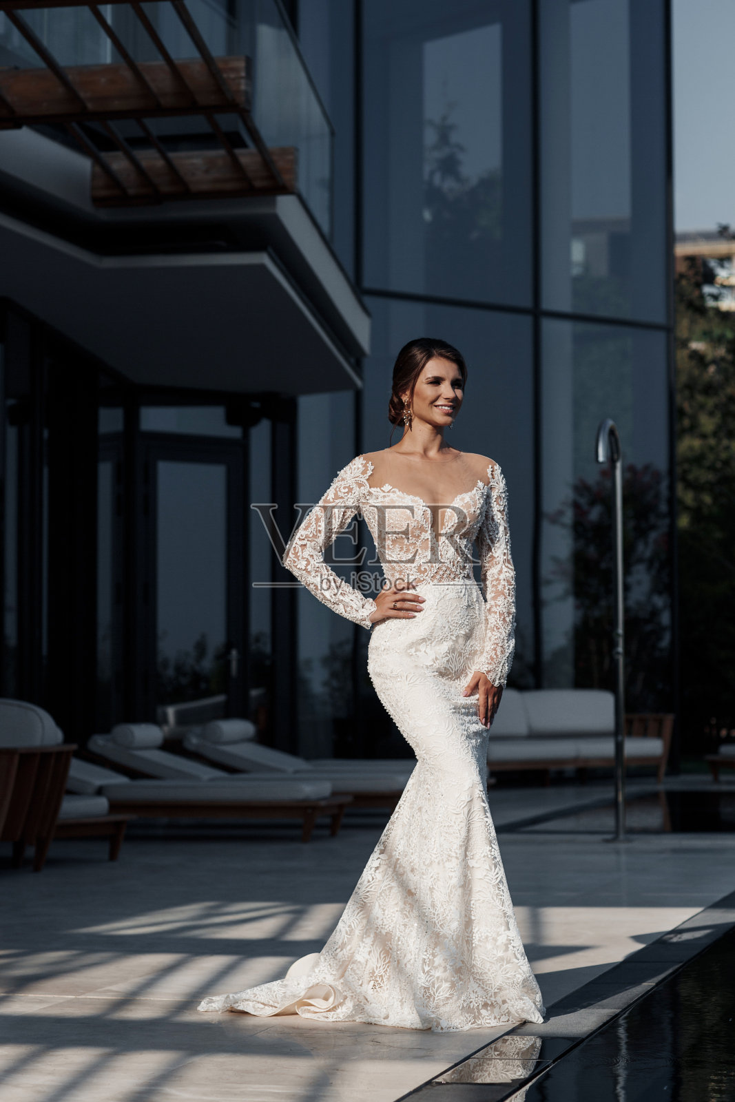 美丽的年轻女子在一个别致的粉红色浴衣花时间在一个昂贵的酒店在夏季假期照片摄影图片