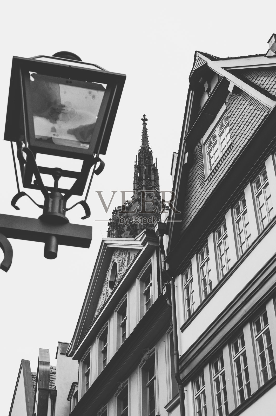 黑白照片的一个古老的大教堂顶部在城市的历史部分照片摄影图片