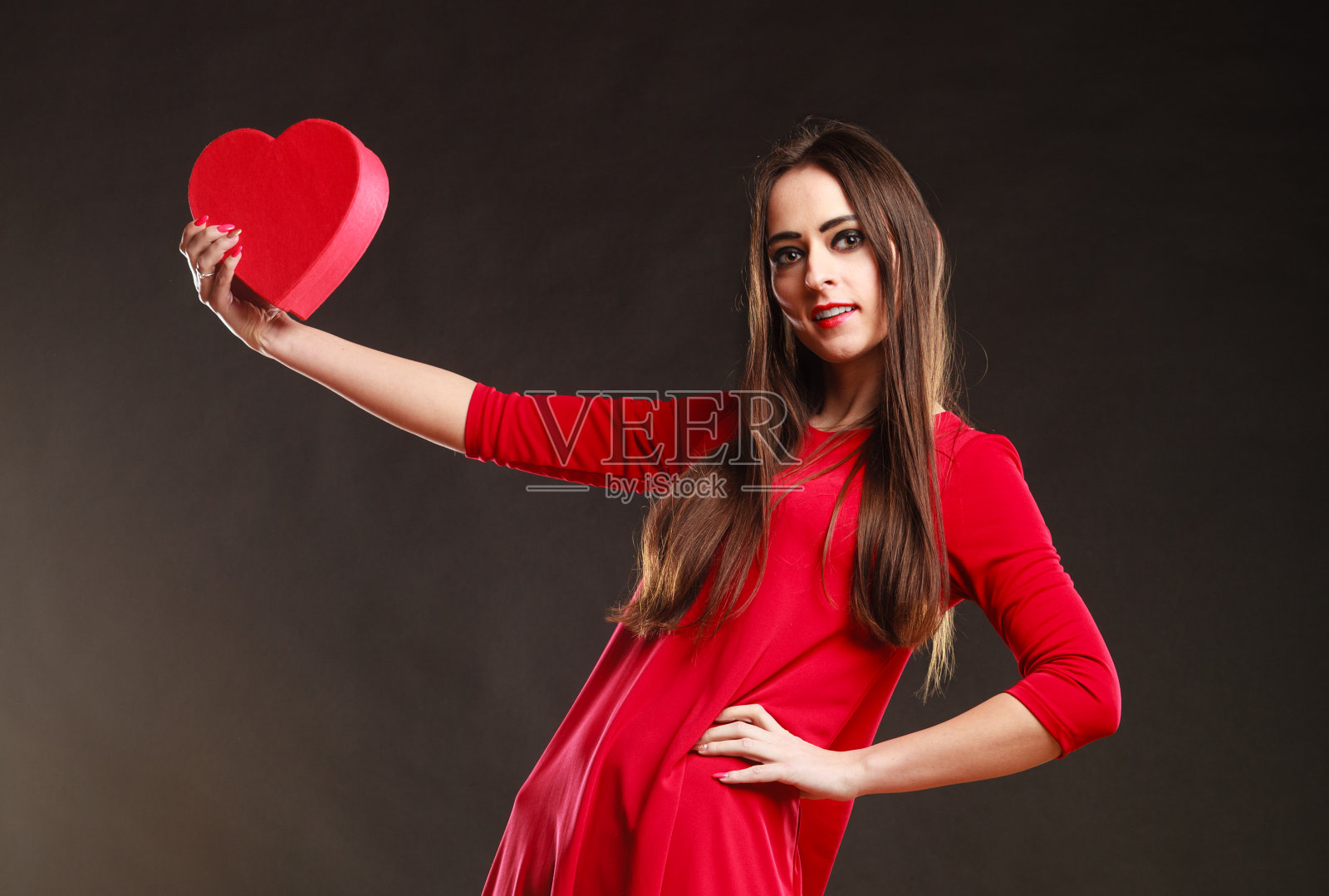 拿着心形盒子的红衣女孩照片摄影图片