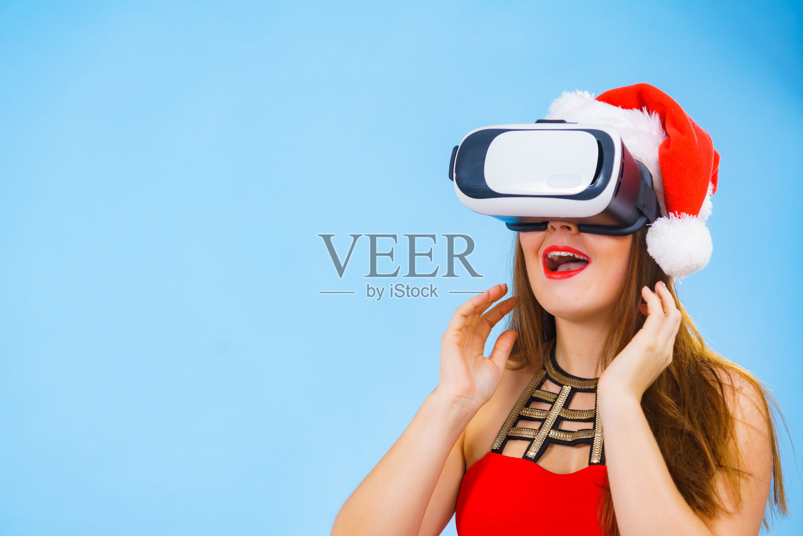 女孩戴VR眼镜观看3D电影照片摄影图片