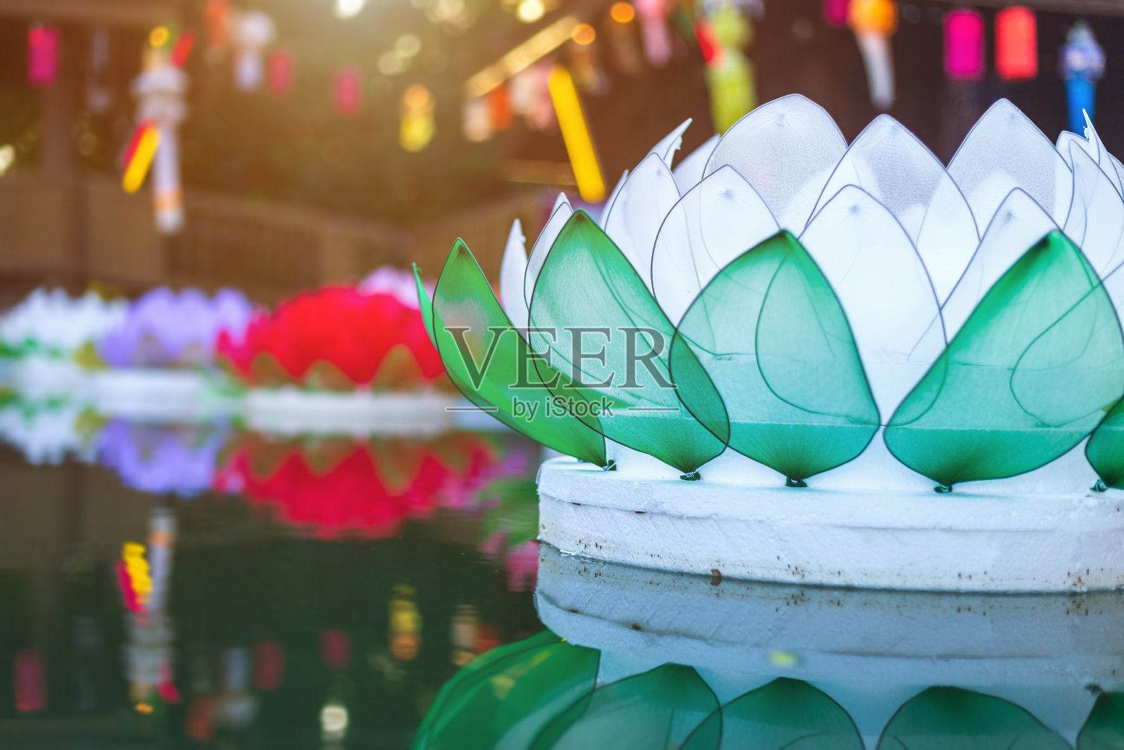 由泡沫制成的浮在水上，是泰国新年和河神崇拜仪式，12月的满月是泰国著名的节日。照片摄影图片