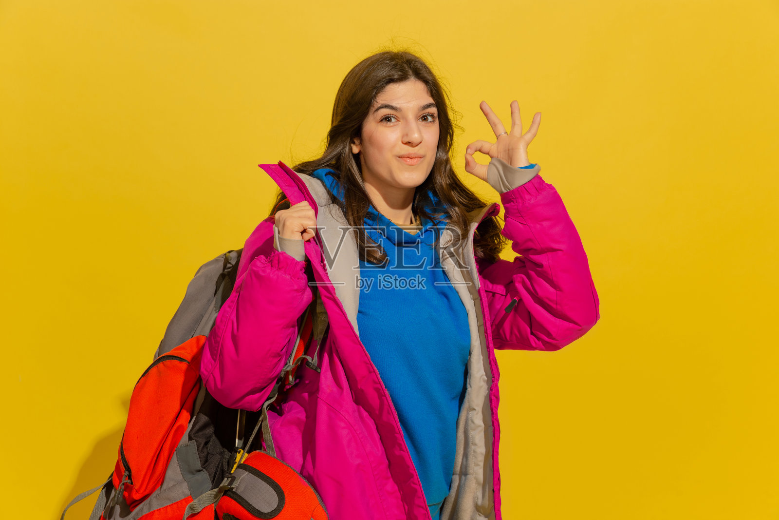 一个愉快的年轻白人女游客的肖像孤立在黄色的背景照片摄影图片