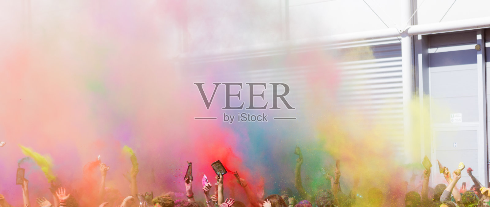 东方胡里节的颜色与孩子们玩彩色粉末的乐趣照片摄影图片