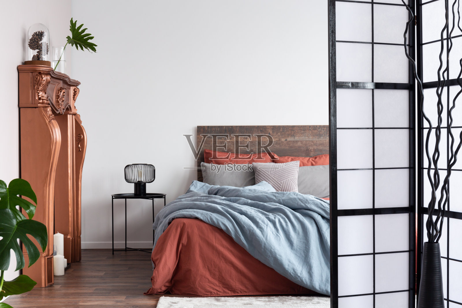 在质朴的卧室内部空白的白墙上复制空间照片摄影图片