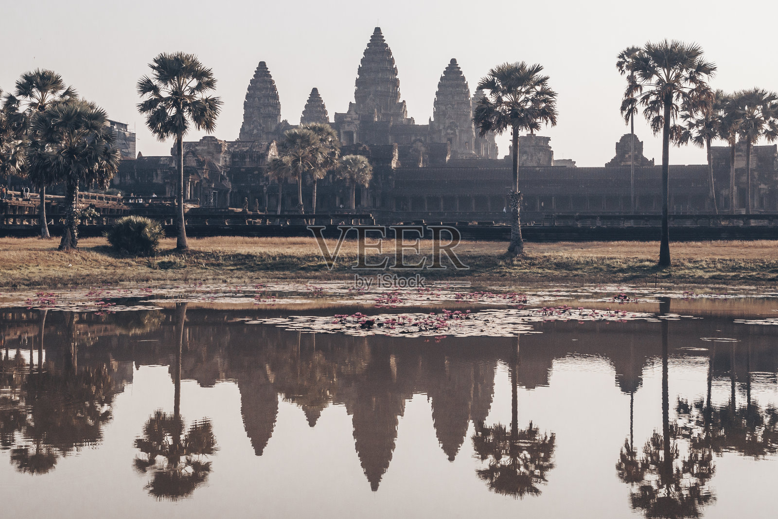 吴哥窟寺庙群湖面倒影照片摄影图片