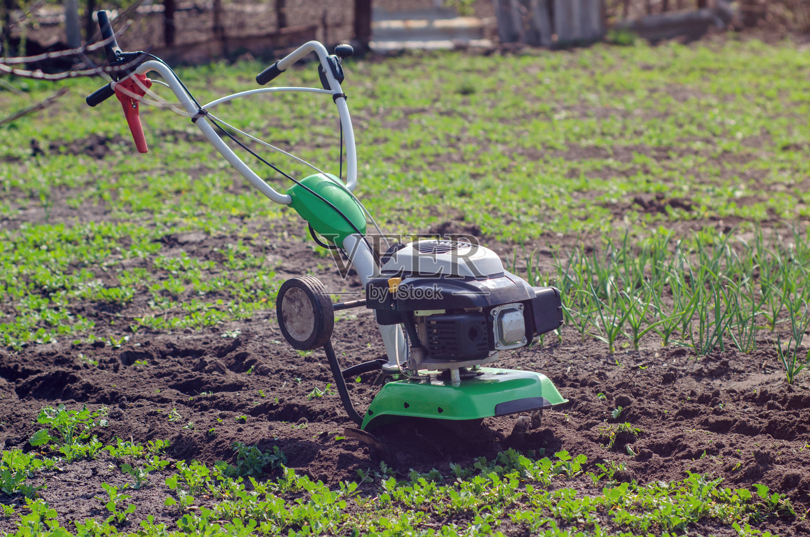 花园里用来培土的中耕机照片摄影图片
