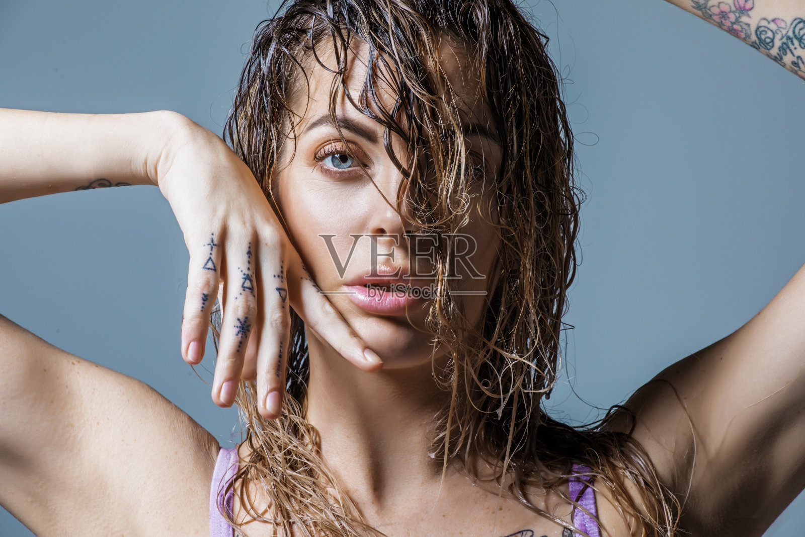 美丽的年轻女性摆姿势为艺术工作室的肖像照片摄影图片