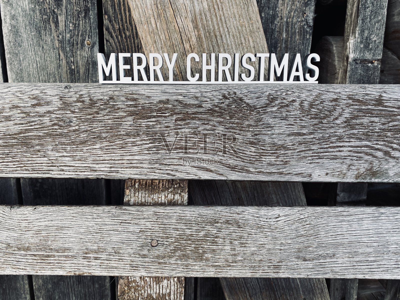 在木制的灰色背景上圣诞快乐照片摄影图片
