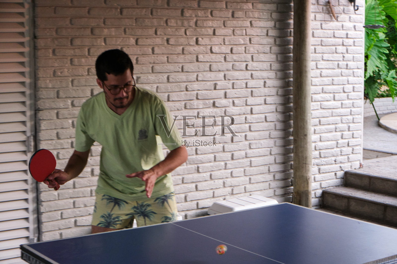 一个年轻人在打乒乓球照片摄影图片