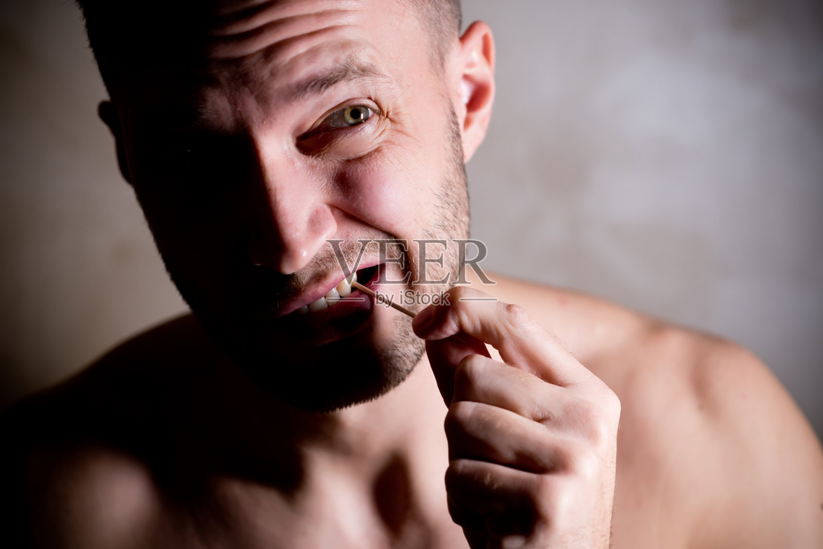 男人用牙签清洁牙缝照片摄影图片