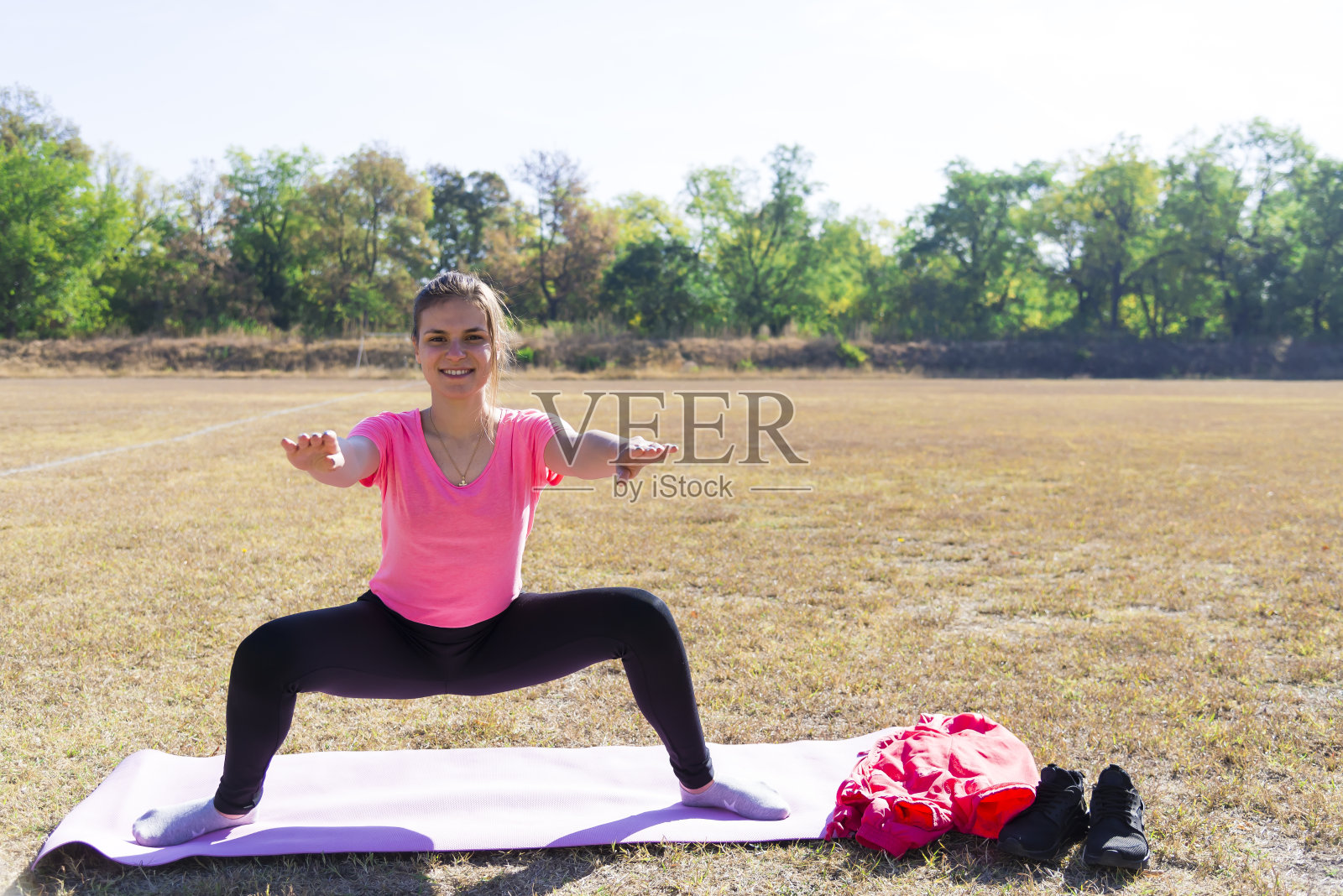 年轻漂亮的女子在户外运动照片摄影图片