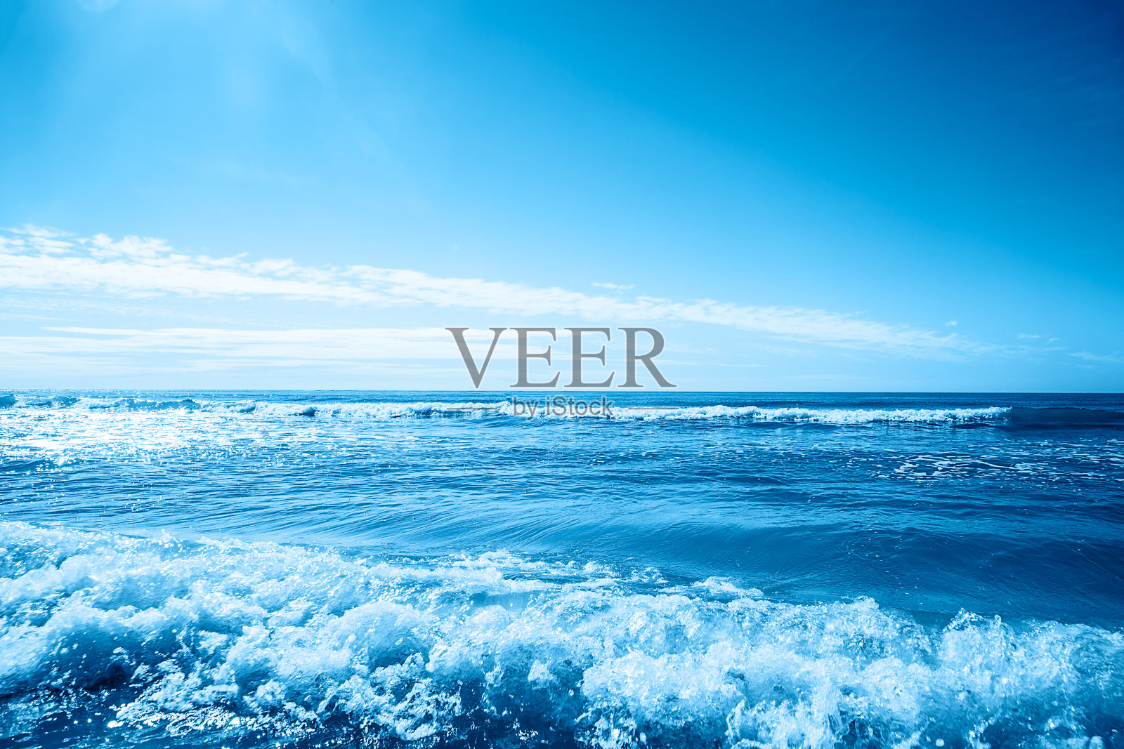 美丽透明的水海浪的大海照片摄影图片