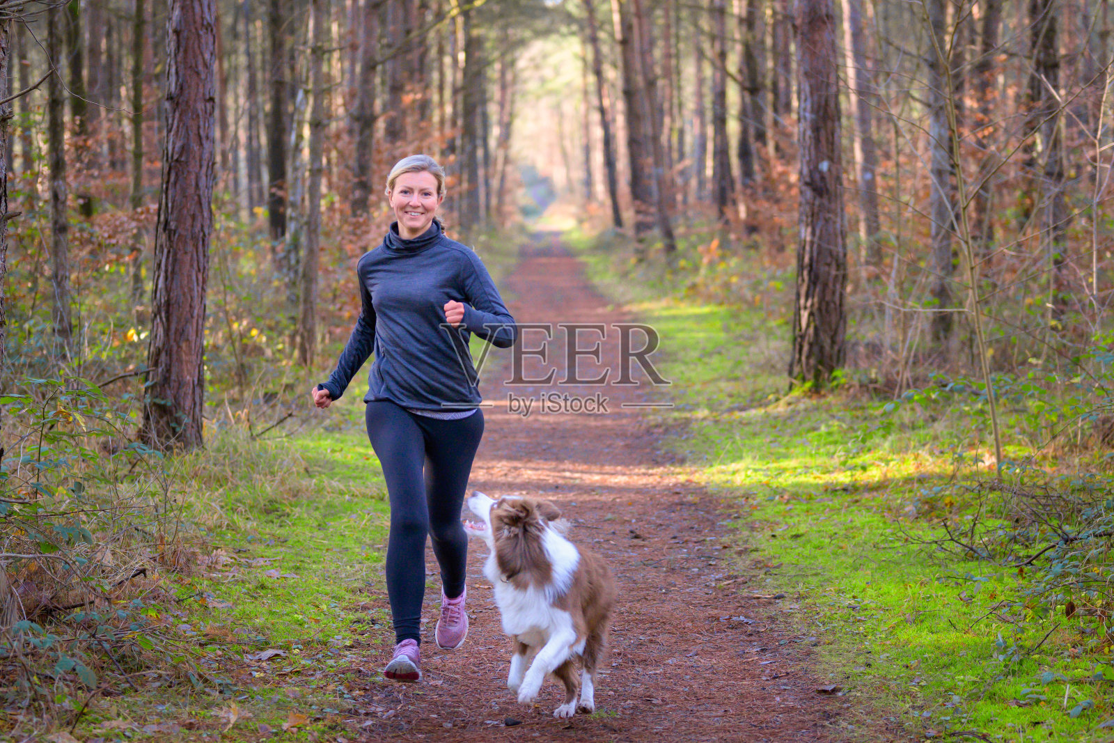 一个喜欢晨跑的女运动员照片摄影图片