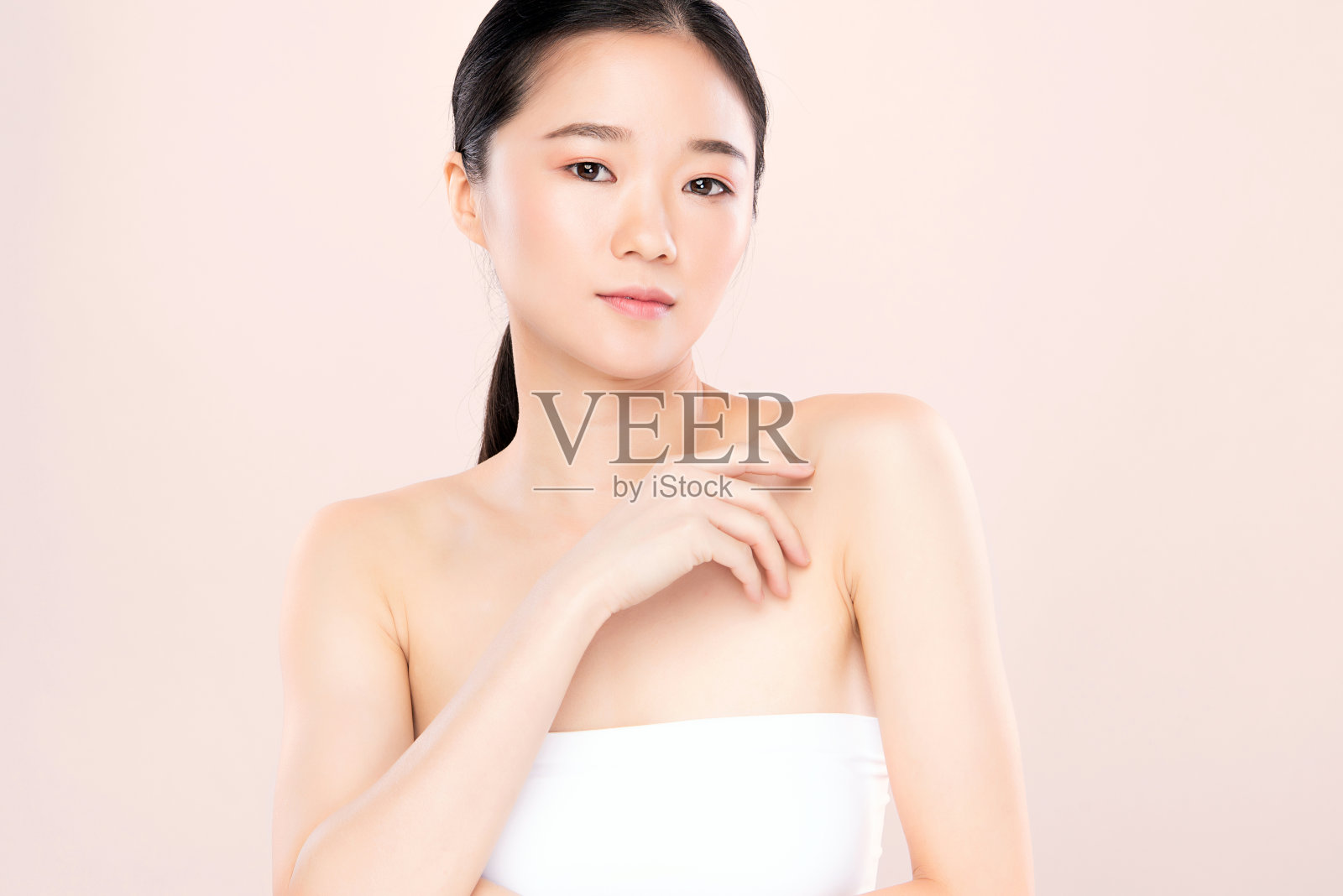 年轻漂亮的亚洲女子清洁裸露肌肤的写真。亚洲女孩美容护肤和健康，面部护理，完美肌肤，自然妆容。照片摄影图片