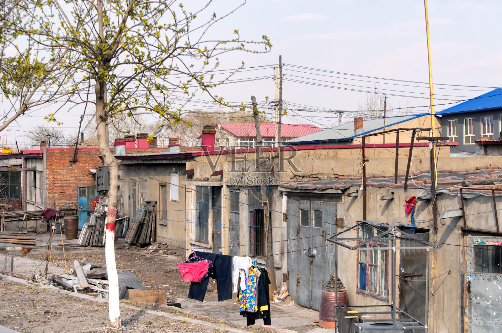中国城市中久经风雨的老房子照片摄影图片