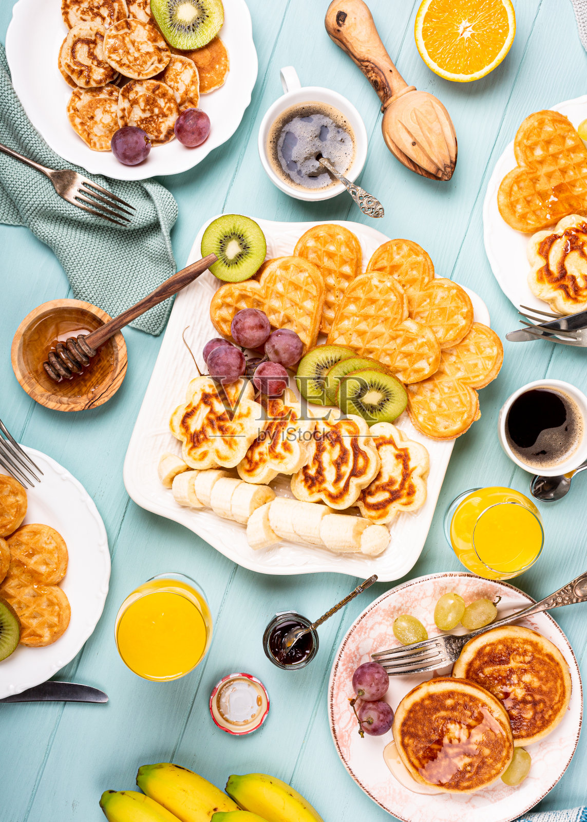 健康早餐，新鲜的热华夫饼心，煎饼花照片摄影图片
