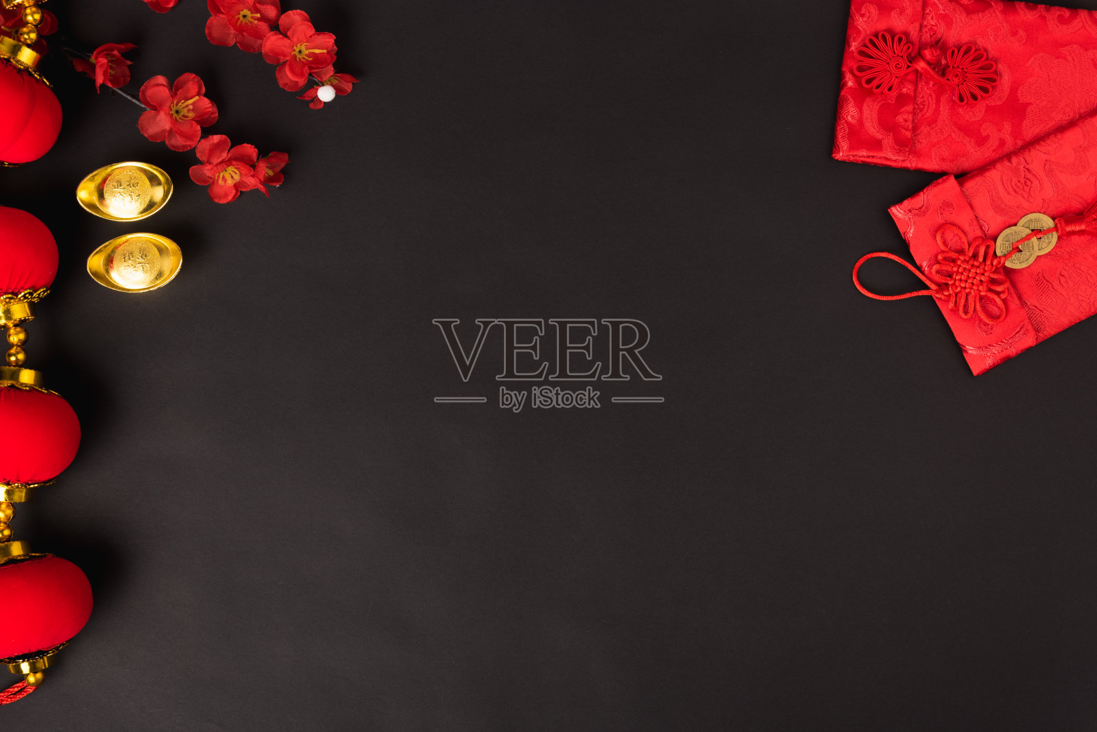 农历新年概念，平铺俯视图，新年快乐与红包和金元宝(字“福”意味着财富，祝福，财富)在黑色背景照片摄影图片