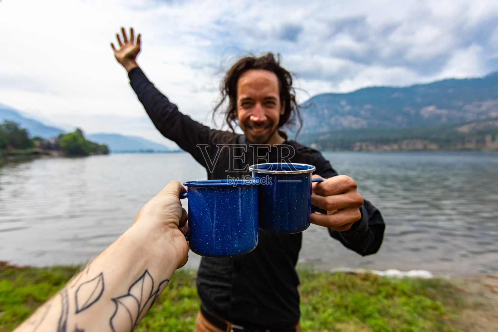 快乐的夫妇在户外喝咖啡照片摄影图片