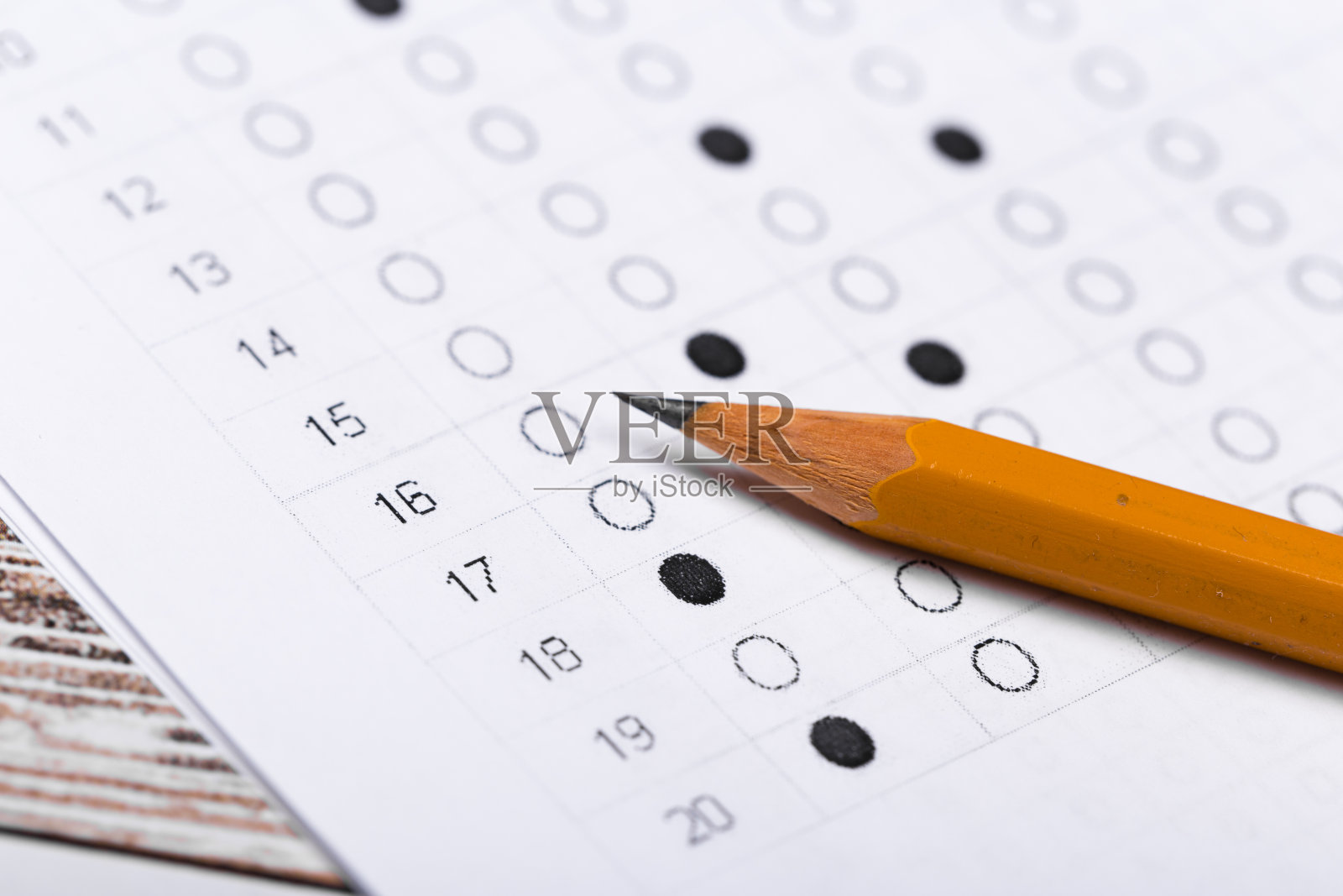 考试专用铅笔与学校试卷答题卡照片摄影图片
