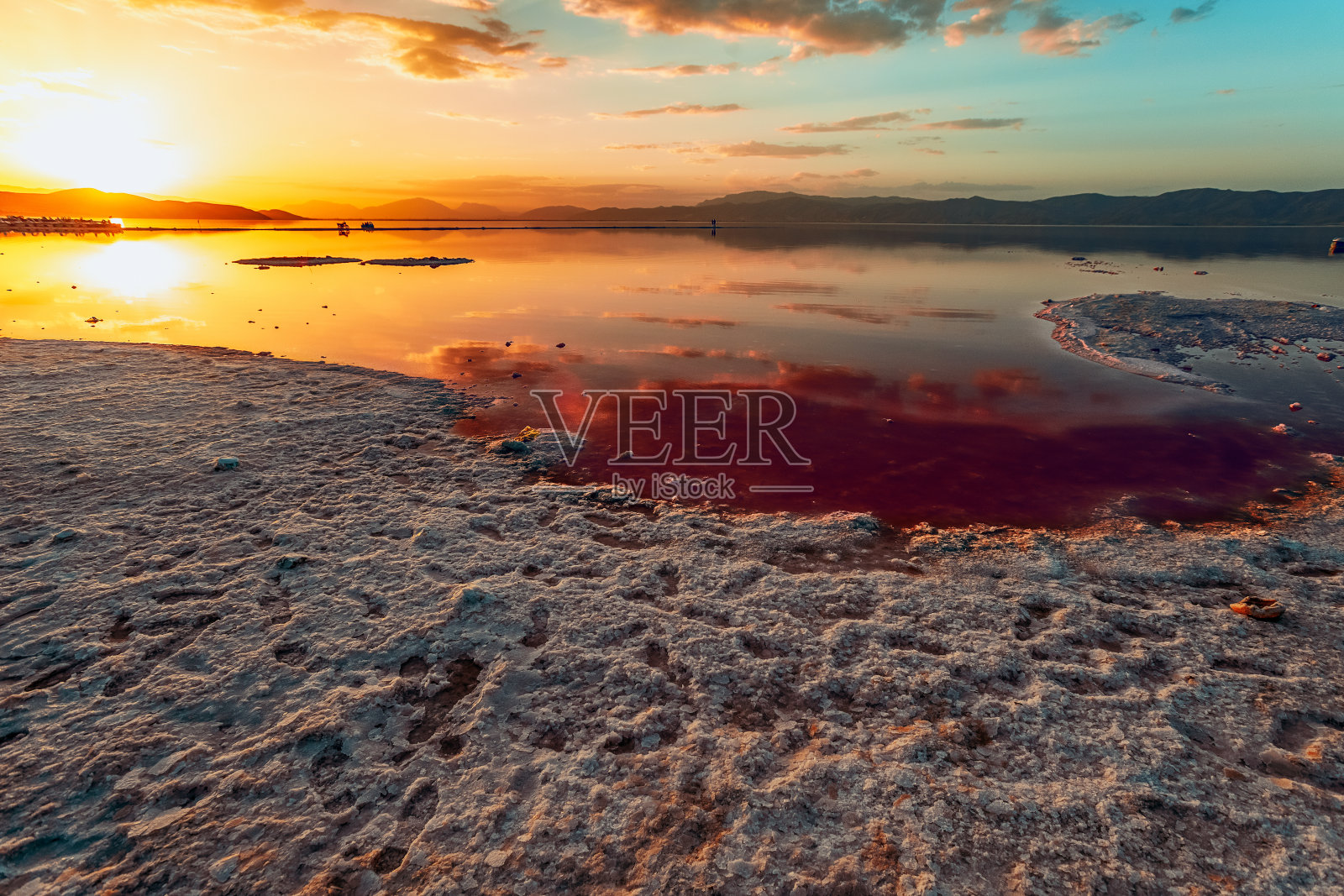 伊朗玛哈尔卢盐湖的日落美景与天空倒影照片摄影图片