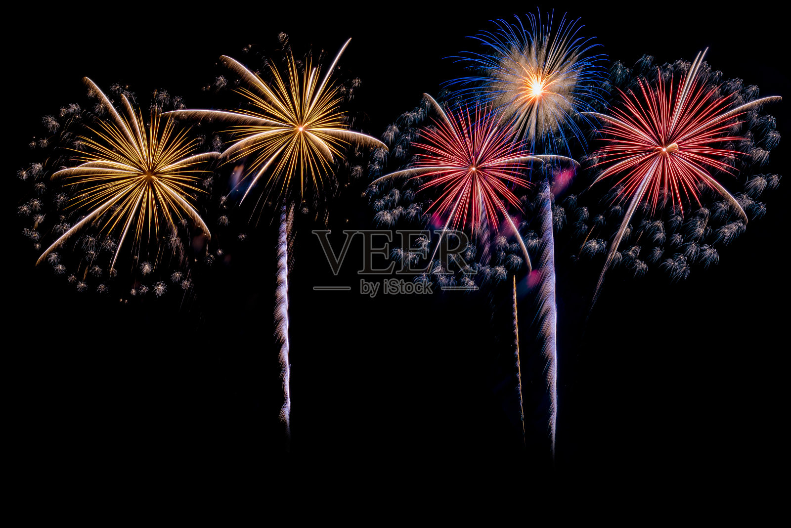 在黑色背景的特殊庆祝日晚上，在黑暗的天空中燃放的五颜六色的烟花。照片摄影图片