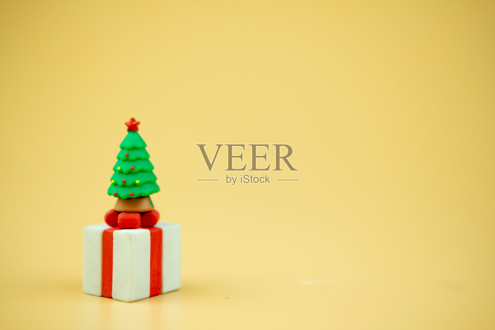 迷你玩具圣诞树放在礼盒上。新年和圣诞节的概念照片摄影图片