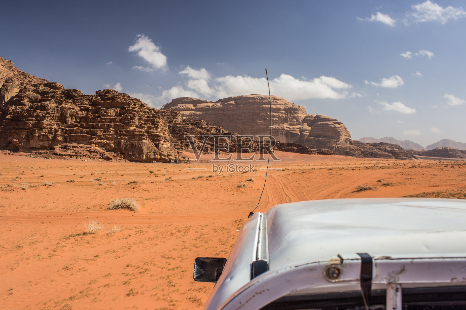 赛车在沙漠景观风景环境中极端生活方式概念图在中东约旦瓦迪拉姆遗产遗址，沙石山岩石背景照片摄影图片