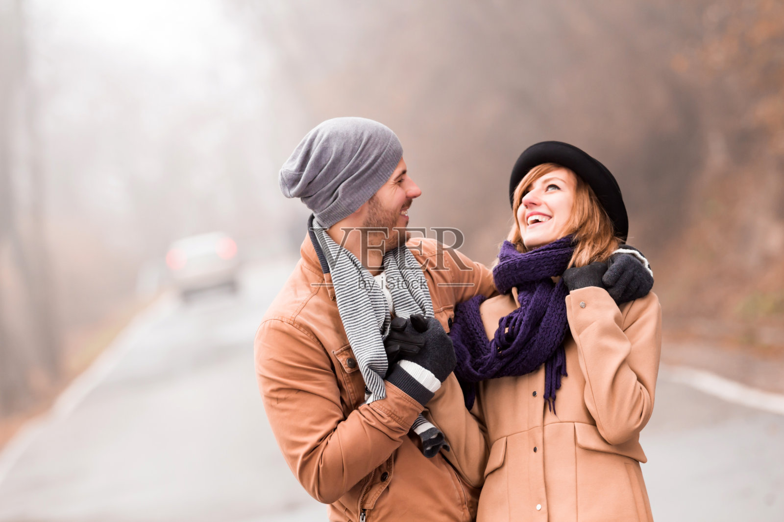情侣在寒冷的秋冬季节享受户外时光照片摄影图片