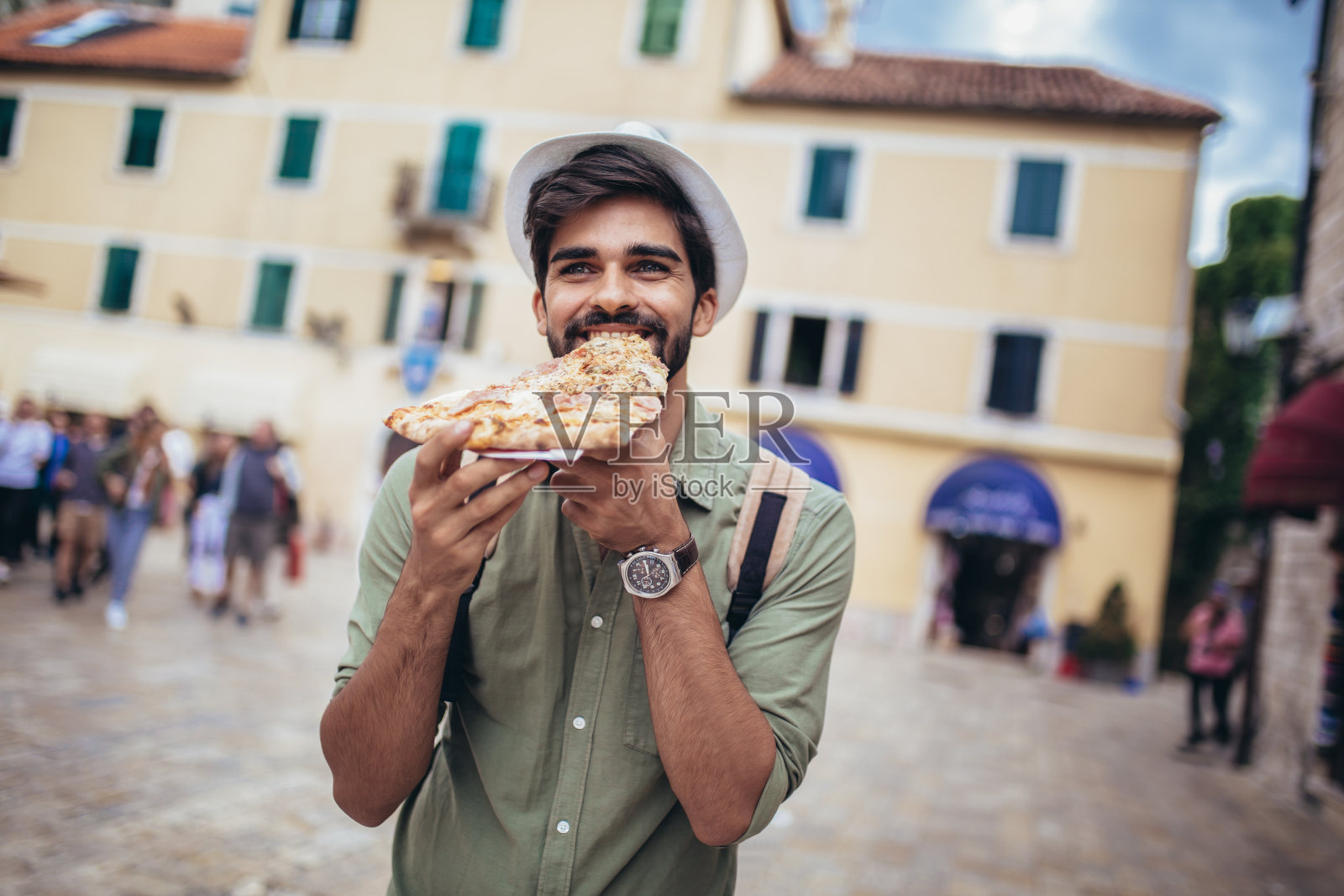 男子吃披萨照片摄影图片