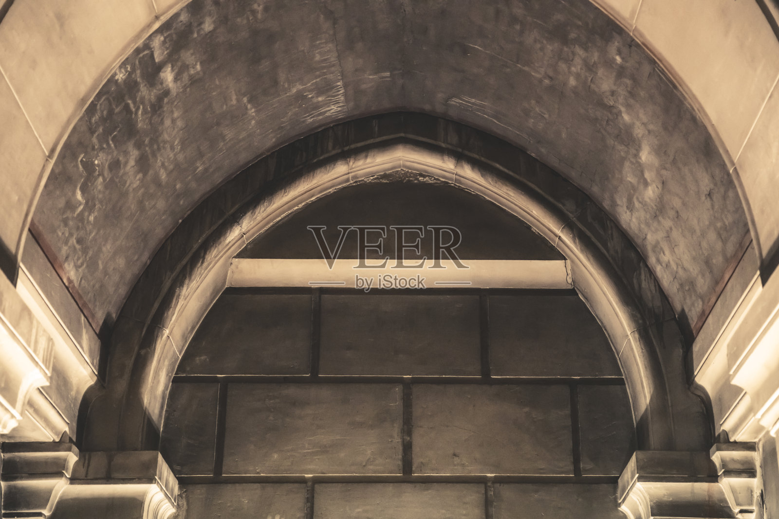 肮脏、尘土飞扬、带有拱门建筑特色的古老石墙，摄于法国里昂的巴黎圣母院照片摄影图片