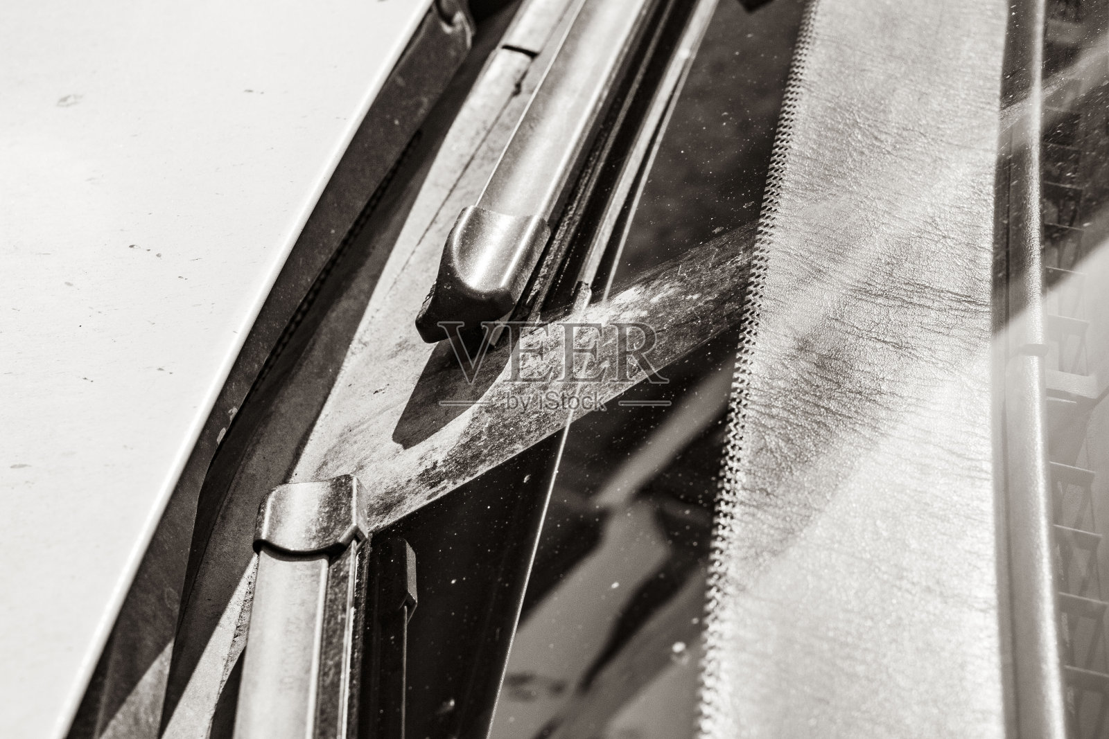 从车里刮雨刷，季节下雨。前面和背景用散景效果模糊照片摄影图片